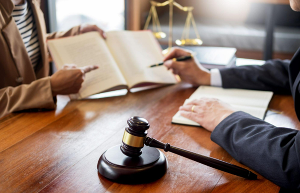 وکیل-پایه-یک-دادگستری-در-آبادان-باید-چه-خصوصیاتی-داشته-باشد؟