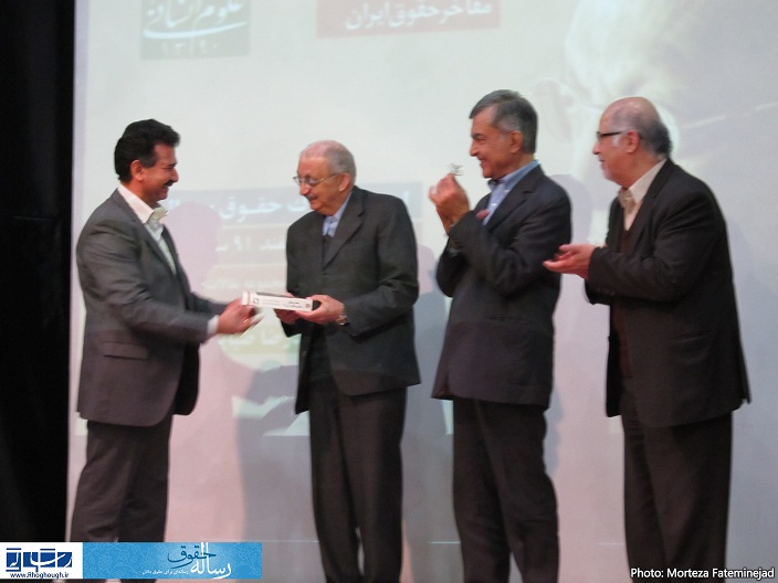 تقدیم مجموعه مقالات اهدایی به دکتر ضیائی بیگدلی 