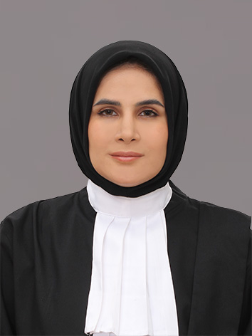 سرکار-خانم-زینب-خادم-زاده-مقدم-وکیل-پایه-یک-دادگستری