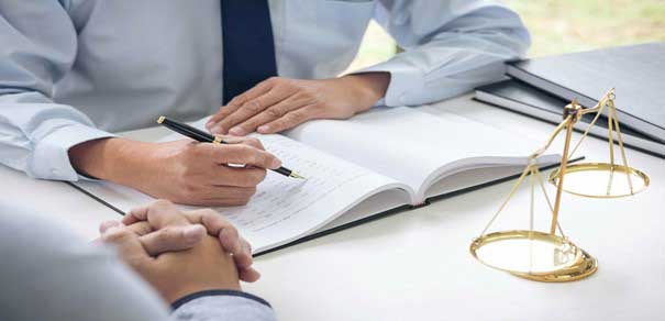 اهمیت-مراجعه-به-وکیل-بانکی