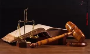 قاضی-که-با-گل-و-کتاب-،-چکش-می-کوبد!