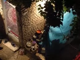 سرک-کشیدن-به-خانه-همسایه-از-روی-بام،-بالکن،-دیوار-و